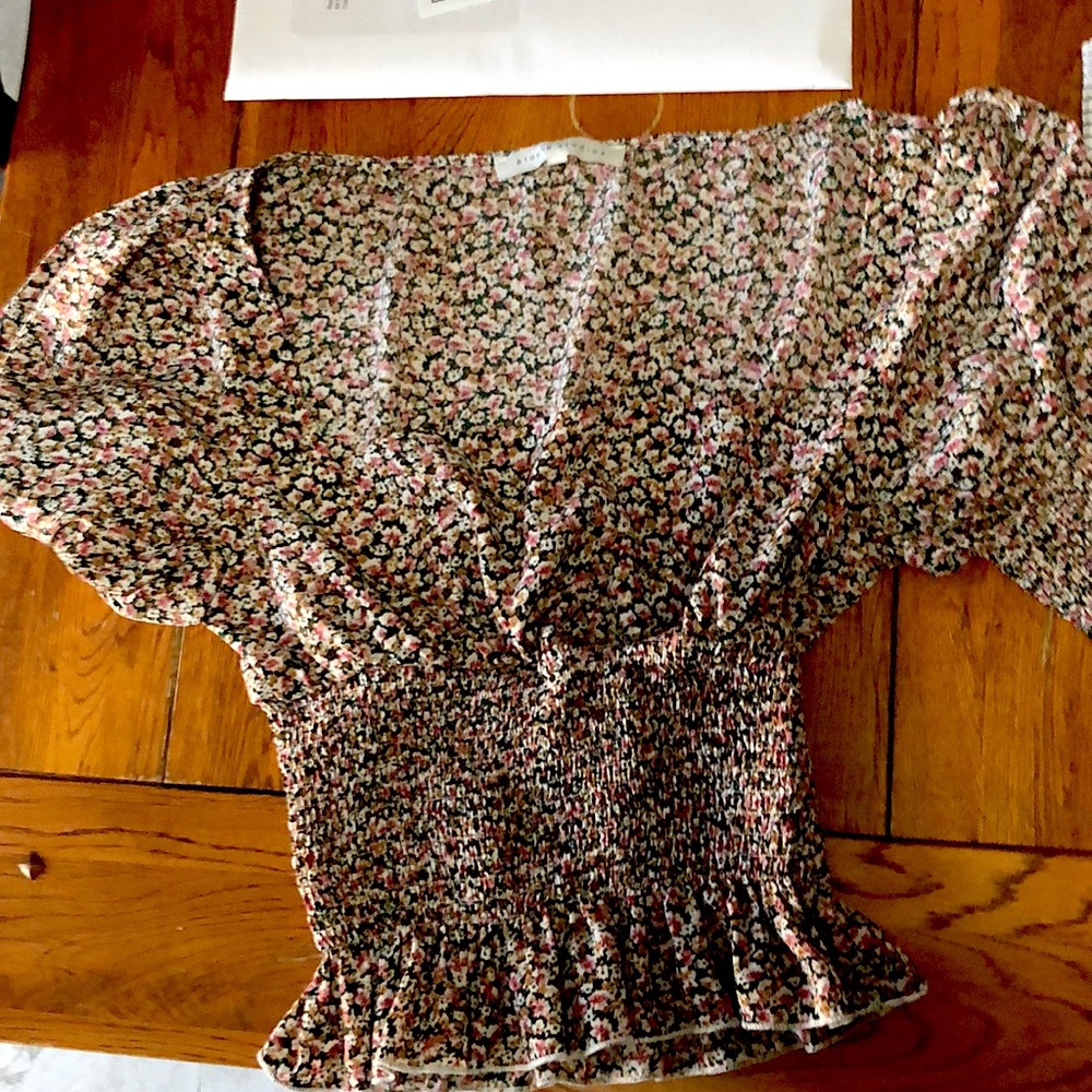 Short sleeve flower top size small